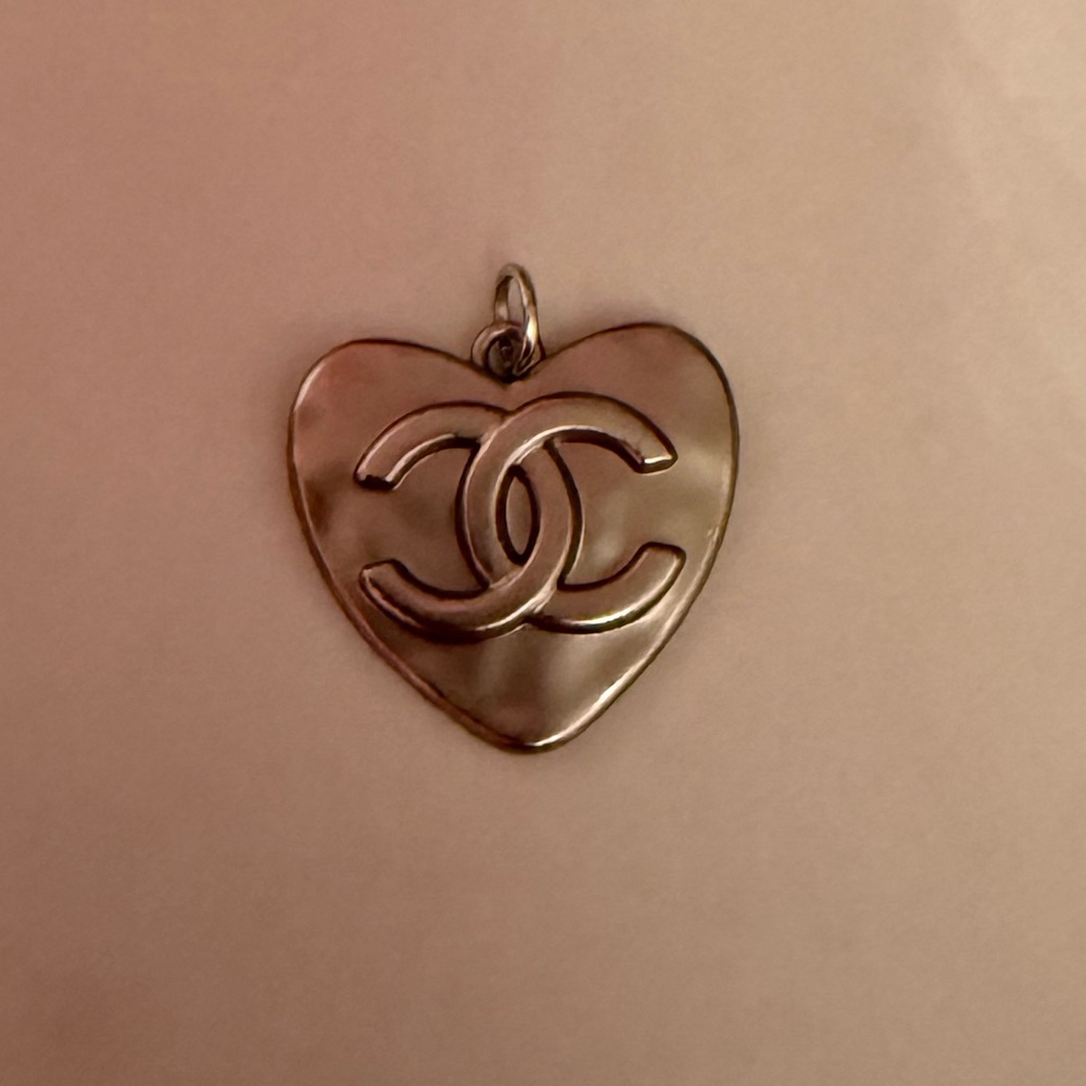 New CHANEL Silver Heart Pendant Necklace - Picture 2 of 7
